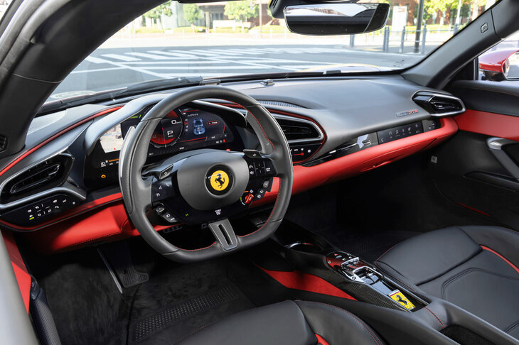 インテリアはゴテゴテとした装飾を排したシンプルでミニマルなもの。オーディオのスピーカーも、ダッシュボードと同色のカバーで隠すなど、その施策は徹底している。