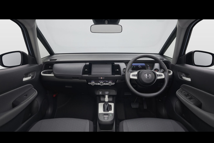 新型「フィット」のインストゥルメントパネル。2本スポークのステアリングホイールが印象的だ。