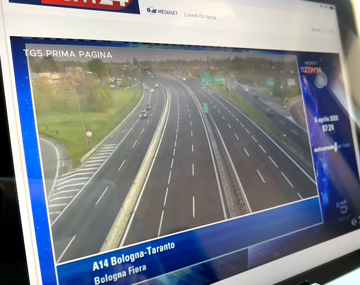 閑散とした路面を映し出す、朝のテレビ番組の交通情報。