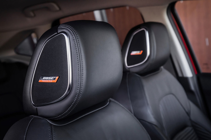 日産ノート オーラGレザーエディション（フロントシートのヘッドレストに内蔵された「BOSEパーソナルプラスサウンドシステム」のスピーカー）