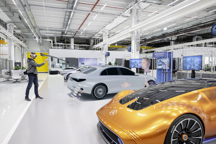 空間コンピューター「Apple Vision Pro」を使ったバーチャルショールームのイメージ。そこに車両が展示されているかのような体験ができる。白い車両の前方には説明員のような女性も映し出されている。