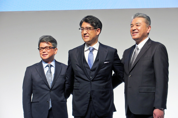 写真向かって左から宮崎洋一副社長、佐藤恒治社長、中嶋裕樹副社長。