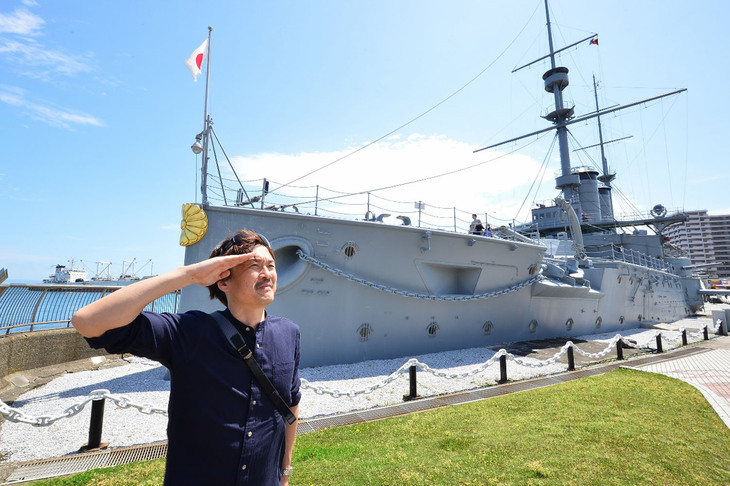 神奈川・横須賀の記念艦「三笠」前にて。三笠は明治36年に連合艦隊の旗艦となった戦艦である。ファストバックセダンはボディーが長大なほうがカッコよく、軍艦でいえば戦艦だ。そんな長大なセダンに乗った中高年は、戦艦の艦長といえる。敬礼！（写真＝池之平昌信）