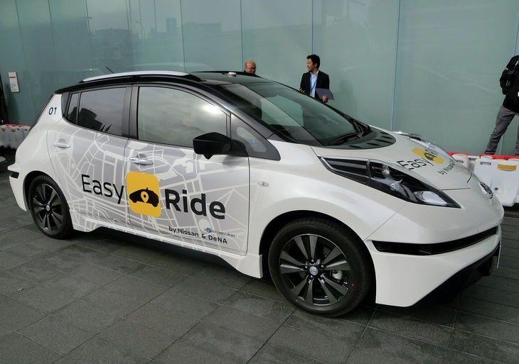 「イージーライド」の実証実験に使用される、先代「日産リーフ」をベースとした車両。ボディーの各所にさまざまなカメラやセンサーなどが装着されている。