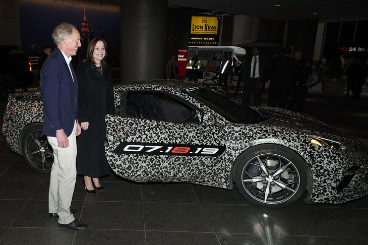 新型「コルベット」に乗っていた、GMのメアリー・バーラ会長兼CEO（右）と、コルベットのチーフエンジニアであるタッジ・ジェクター氏（左）。