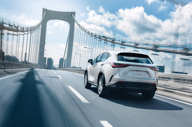 新世代レクサスの旗手として注目を集めている「NX」。目下最大の問題は、実に1年以上にもなるという納期の長さだ（2022年2月18日時点）。