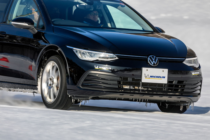 「クロスクライメート3スポーツ」を装着した「フォルクスワーゲン・ゴルフeTSI」での試走シーン。サイズが18インチ以上で、すべてXL規格対応となるクロスクライメート3スポーツは、「オールシーズンタイヤ初のスポーツタイヤ」というキャラクターがセリングポイントだ。
