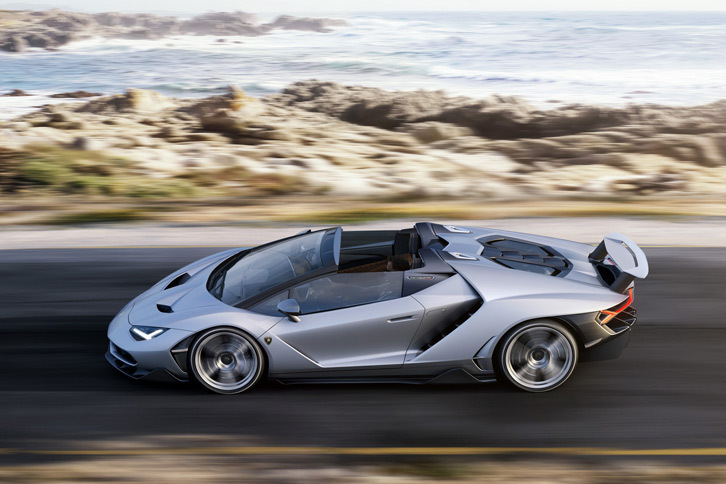 リアには可動式のウイングが装備されている。