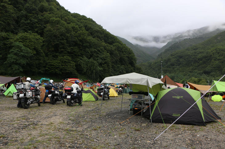 2日間にわたるイベントを満喫すべく、キャンプ場で宿泊する参加者も数多く見られた。夜はBBQやライブステージ、BMW乗り同士の交流などで盛り上がった。