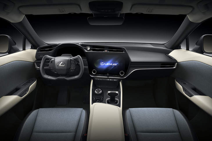 カウルからドアまでを一体成形としたほか、ダッシュボード全体を水平基調とすることでクリーンな印象に。操縦かん型ステアリングホイール仕様は遅れて発売されるようだが、「bZ4X」にはないステアリングパドルが付いている。