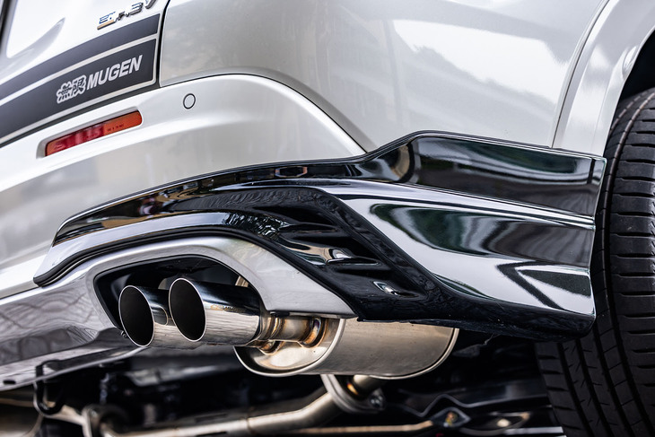 70mm径のデュアルフィニッシャーが目を引くオールステンレス製のスポーツエキゾーストシステムは33万円。スポーティーなデザインとエキサイティングな音質が特徴だ。