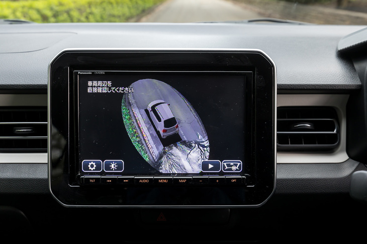 メーカーオプションの「全方位モニター」。俯瞰（ふかん）や、後方、側方、後方ワイドなどの映像表示に加え、自車の周囲360°を立体的に表示する「3Dビュー」機能も備わっている。