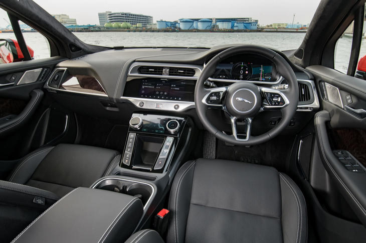 日本導入記念モデル「ファーストエディション」のインストゥルメントパネルまわり。「Iペース」ではシフトセレクターは押しボタン式、空調はダイヤルとタッチパッドで操作する。