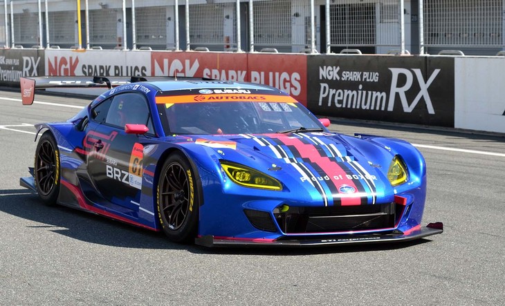 「レガシィB4 GT300」で3シーズン、初代「BRZ GT300」で9シーズンを戦いながら、エンジン排気量の小ささを補うために磨きぬかれた空力性能を、新型BRZ GT300のフォルムに応用。特徴的なボンネットのエアダクトを大型化しつつ数を増やすことで、車体の先端部から吸い上げた空気を効果的に排出して路面に吸い付かせる効果を高めている。