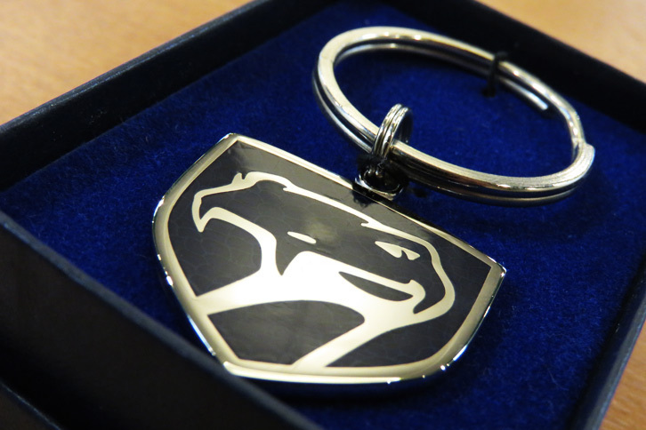 こちらがその「バイパー」のキーホルダー。無傷なのはもちろん、指紋もなし。そもそも使われた形跡がない。ご覧の通りの美しさである。