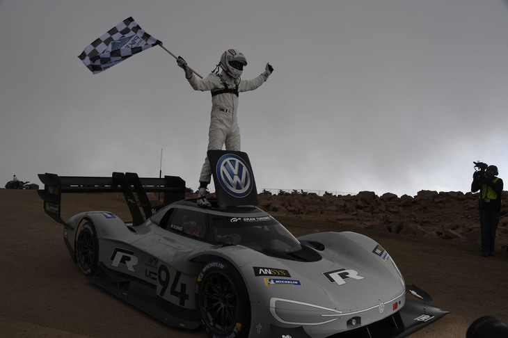 2018年の大会を制したのはフォルクスワーゲンのEVスポーツ「I.D. Rパイクスピーク」を駆るロマン・デュマだった。四輪部門の先頭で出走したデュマは7分57秒148をマークし、自身4度目の総合優勝を獲得。同時に、2013年の大会でセバスチャン・ローブが「プジョー208 T16パイクスピーク」を駆って記録した8分13秒878を約16秒も短縮。前人未到の7分台で、コースレコードを更新した。