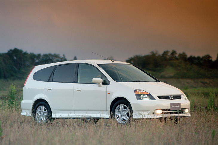 2000年に登場した「ホンダ・ストリーム」。ホンダの“背の低いミニバン”勢は、世代を経ることにより低く、スポーティーに進化していった。