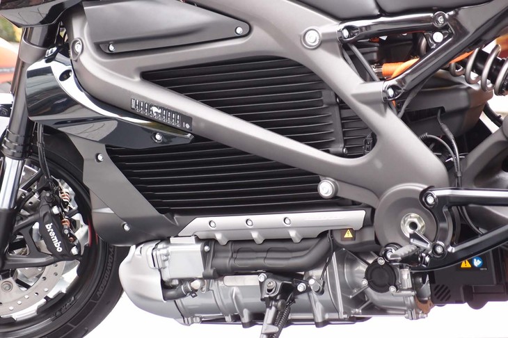 車体中央の黒いかたまりは駆動用の高電圧バッテリー。