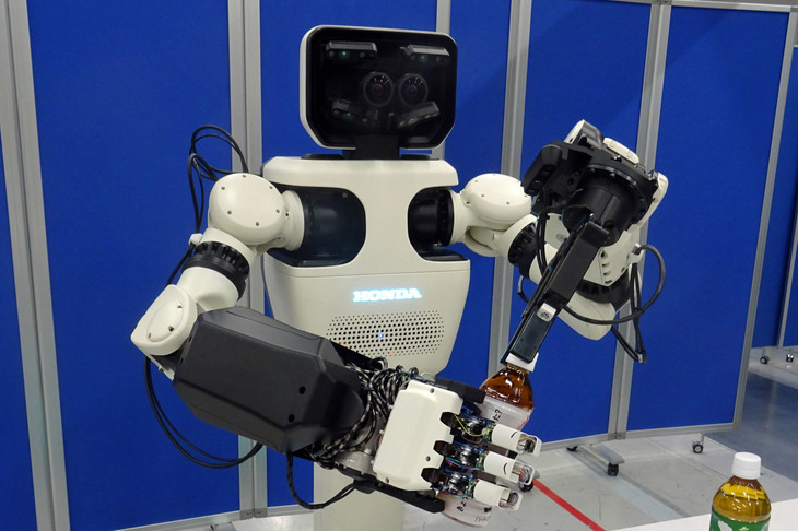 ペットボトルのフタを開ける「Hondaアバターロボット」。多指ハンドとAIサポート遠隔操作機能により、リモートでありながらも、その場にいるようにモノを扱い、作業や体験ができるという。