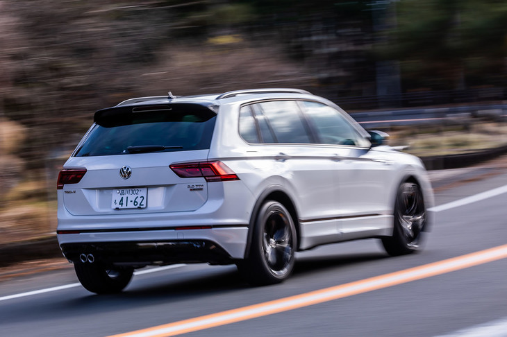 「ティグアンTDI 4MOTION Rライン ブラックスタイル」の車両本体価格は554万円。今回の試乗車は、6万6000円の有償外装色「オリックスホワイトマザーオブパールエフェクト」が選択されていた。