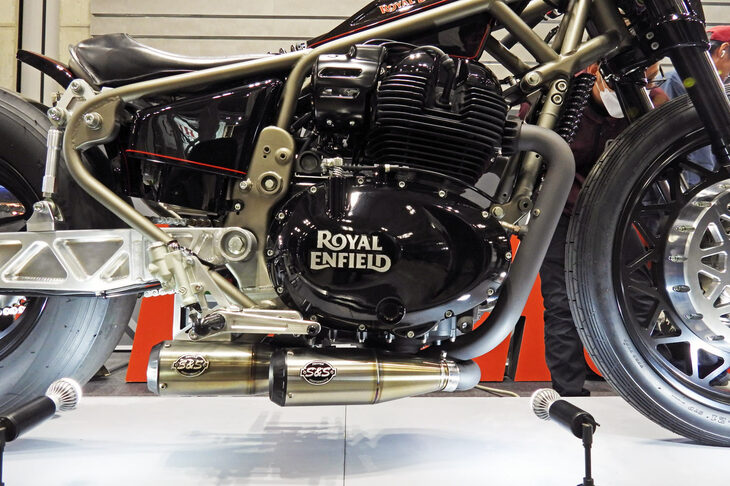 エンジンはベース車の648cc空油冷4ストローク並列2気筒SOHCをベースに、S＆S製のビッグボアキットを使用して排気量を865ccにアップ。YNOJET製パワーコマンダーをセットして、フューエルインジェクションのセッティングおよび点火系チューニングを施している。