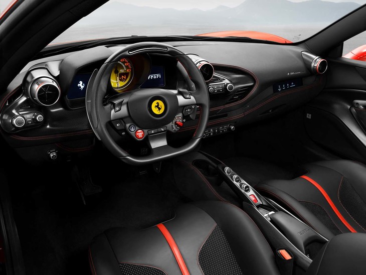「488GTB」の進化版ともいえそうなインテリア。小径ステアリングホイールを採用する。デザインはフェラーリの社内で行われたという。