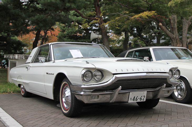 1964年「フォード・サンダーバード」。クラシックなサンダーバードの中でも、日本では珍しい4代目。6.4リッター（390立方インチ）のV8エンジンを搭載。