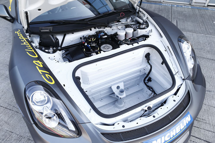 ボンネット下のラゲッジスペースもご覧のとおり、“ストリップダウン”されている。