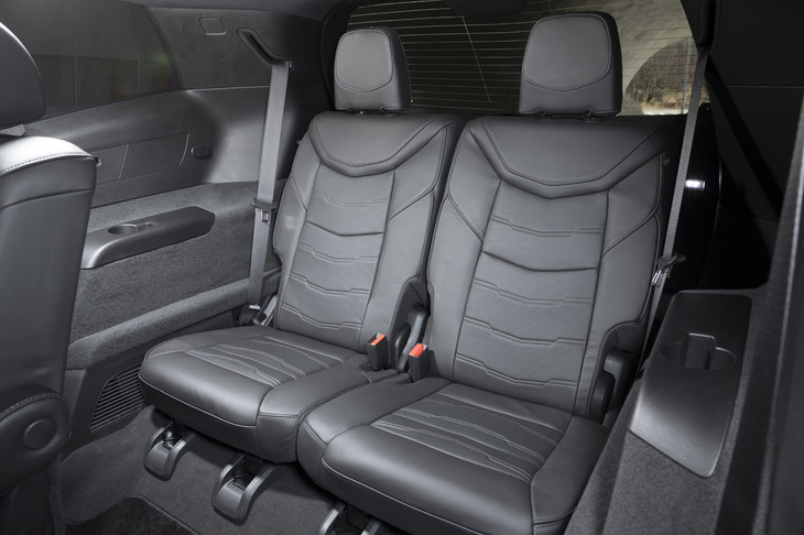 大きなボディーサイズと、車体の後端まで水平に伸びるルーフラインにより、3列目のシートまわりにも実用的な乗車空間が確保されている。