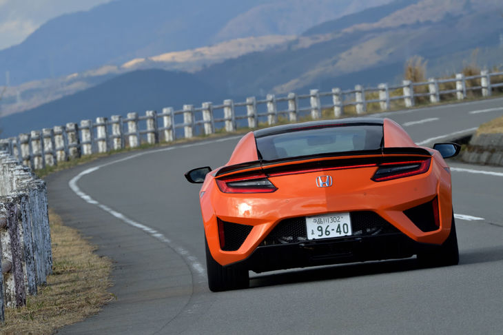 テスト車のボディーカラーは「サーマルオレンジパール」。先代モデルの「イモラオレンジパール」からインスピレーションを受けたというこの新色は、現代の塗装技術を用いることで、より鮮やかさを増したオレンジに仕立てられている。