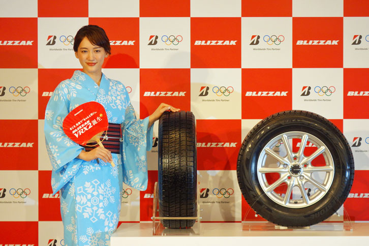 発表会にはブリヂストンのテレビCMなどでおなじみの、女優の綾瀬はるかさんも登場。雪の結晶模様の浴衣が涼しげ。