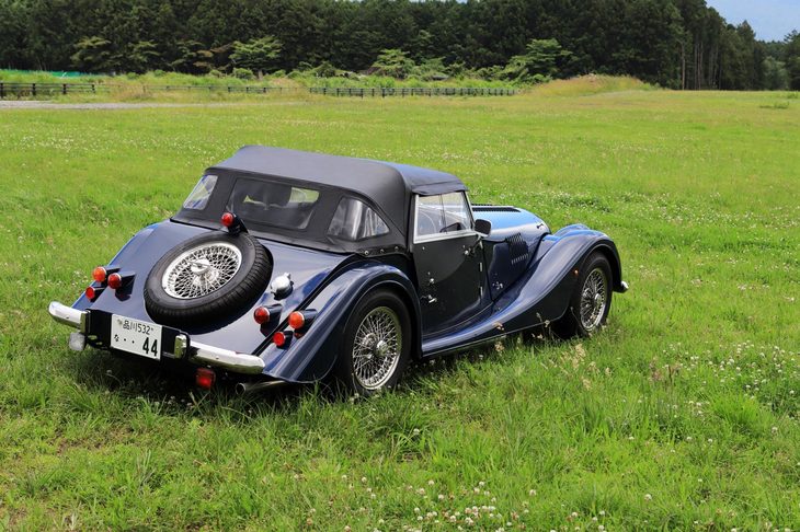 キャンバストップやトノカバーを使う際には、無数にあるボタンを一つひとつ閉じて車体に固定しなければならない。