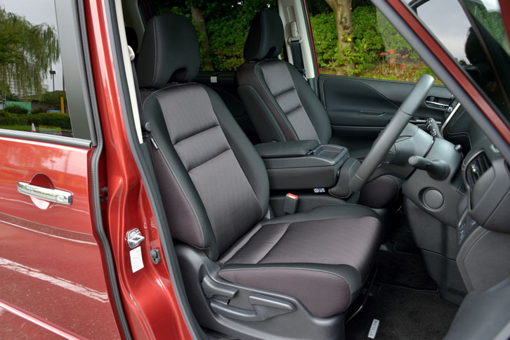 運転席および助手席。「ハイウェイスターG」には、ジャカード織物とトリコットからなるシート地が与えられる。