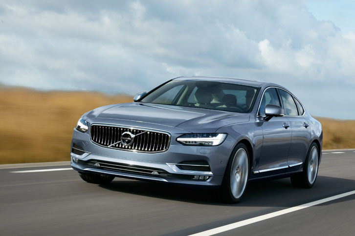 フラッグシップセダン「S90」。ボディーサイズは4963×1890×1443mm。車重は1801～1892kg（欧州仕様）。