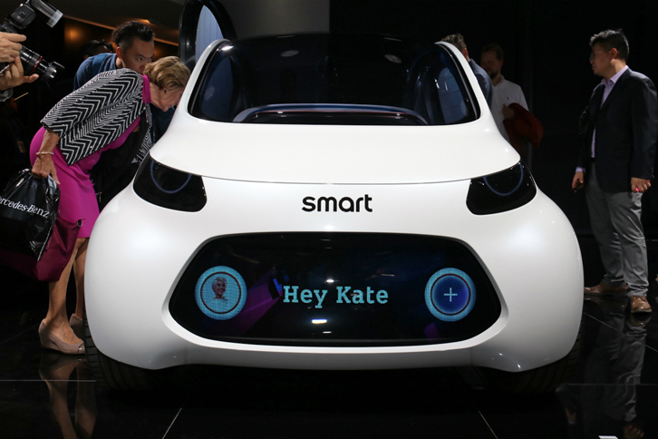 スマートのカーシェアリング用完全自動運転EV「ビジョンEQフォーツー」。フロントのディスプレイは、これから利用するユーザーの顔写真を映し出して迎える。