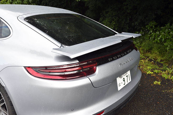 リアエンドに備わる「エクステンダブルリアスポイラー」は、分割しながら展開することで表面積を拡大する。格納時にはリアゲートと同じ幅まで縮小される。