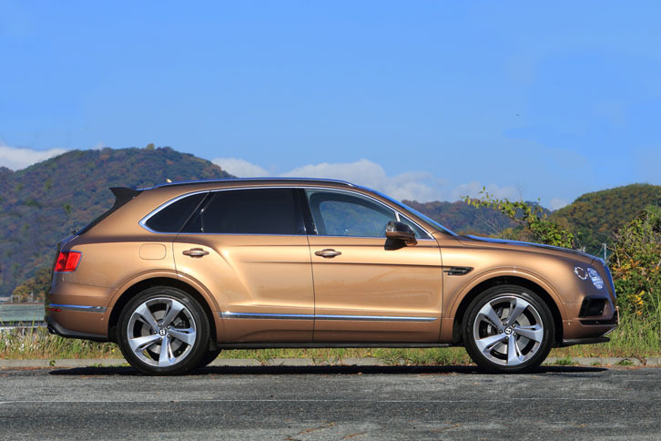 全長5150mm、車重2530kgという堂々たる体躯（たいく）を誇る「ベンテイガ」。車両価格は2695万円。