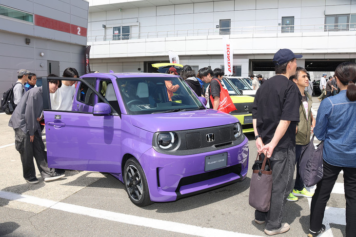 ホンダが2026年5月下旬に発売を予定するスポーツEV「スーパーONE」を展示。軽EVの「N-ONE e：」がベースで室内の広さは同等だが、ワイドトレッド化やブースト機能によるモーター出力アップなどにより、刺激的な走りが楽しめるモデルになっている。