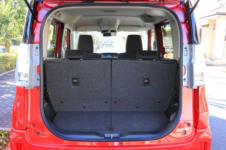 床下収納が廃止された以外に、荷室まわりに変更はない。後席は左右個別にリクライニングとスライド、床下格納が可能で、助手席にも可倒機構が備わる。（写真をクリックすると、荷室のアレンジを見ることができます）
