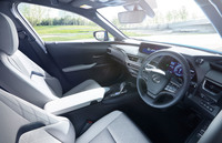 航続距離367kmを実現　レクサス初の電気自動車「UX300e」発売の画像
