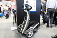 アイシン精機が出展したパーソナルモビリティー「ILY-Ai（アイリー・エーアイ）」。車体前方にカメラや2Dおよび3Dイメージセンサーを搭載しており、個人の認識や障害物の感知を可能としている。