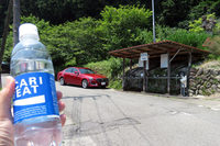 帰りは急峻（きゅうしゅん）な風布地区の峠道を越え、日本の名水百選に数えられる日本水の水くみ場に立ち寄った。大変おいしゅうございます。