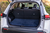 荷室容量や後席背もたれを倒して行えるシートアレンジなどは、ベースモデルの「ノート」と変わらない。試乗車にはディーラーオプションの「AUTECH専用ラゲッジカーペット」が備わっていた。