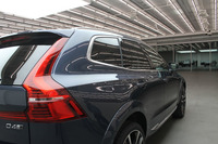 サイドウィンドウ後端のキックアップを「XC60」ではより明確にした。また、ボディーサイド下側にえぐり、フェンダーにプレスラインを追加するなどして躍動感を高めている。