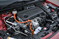 最高出力141PSの2リッター直4直噴エンジンに2モーターを組み合わせたホンダのハイブリッドシステム「e：HEV」を搭載。メカニズムやスペックは従来型のe：HEVに共通している。