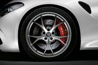 「アルファ・ロメオ・ジュリア」にシルバーでドレスアップした限定車の画像