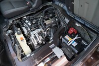 エンジンルームには助手席の座面をめくるとアクセスできる。最新の2.4リッター直4ディーゼルターボエンジン「4N16」は最高出力132PSと最大トルク370N・mを発生する。