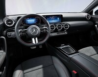 最新型「CLA」のコックピット周辺部。日本仕様車のハンドル位置は右のみとなる。
