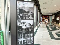 フィアット創業125周年に際し、ショッピングモールにはリンゴット工場の歴史を示す数々の写真パネルが掲げられた。第2次世界大戦末期の1944年、連合軍の爆撃を受けた工場棟の様子も。