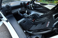 “戦うマシン”を連想させるスパルタンなデザインインテリア。試乗車に装着されていたカーボン製のスポーツシートは、25万3000円のオプションアイテムだ。